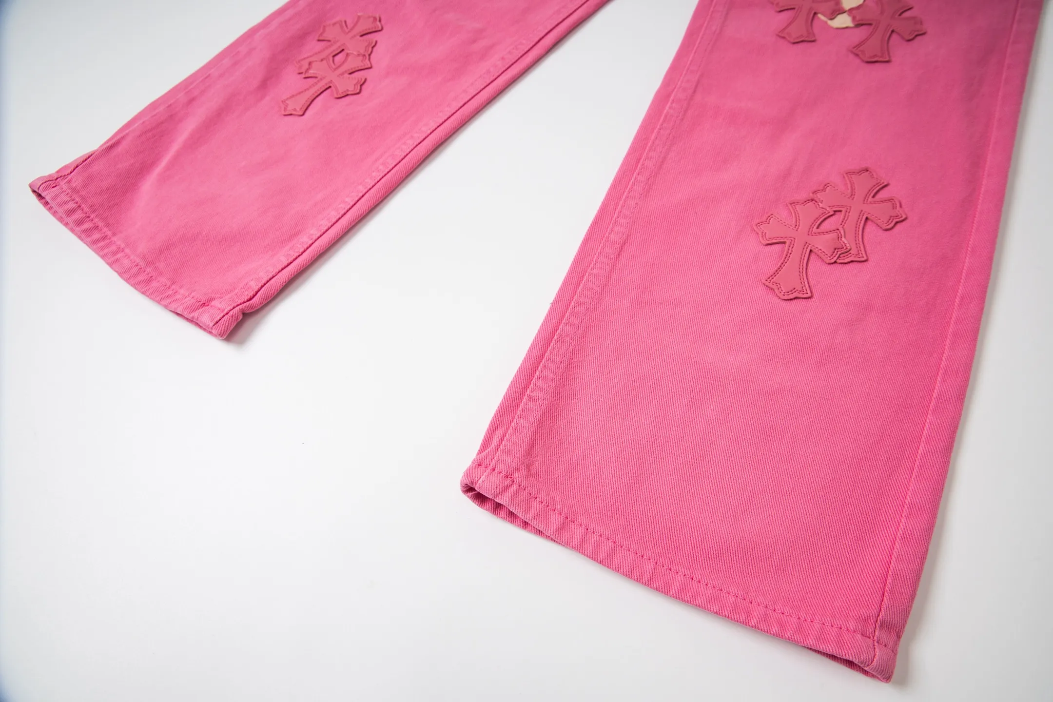P250 CHROME HEARTS 25ss dopamine light pink cross-over leather washed jeans - Full of exploring the ultimate in fashion, Chrome Hearts' new Chrome Hearts pants not only present a unique style, the fresh ice blue color looks particularly youthful and energetic. The mid-high waist design is paired with a lazy and casual style, which not only shows long legs but also maintains a casual feel. It is a must-have fashion choice for trendy men and trendy women. Style number: 1778# Color: Dopamine powder Size: 28 30 32 34